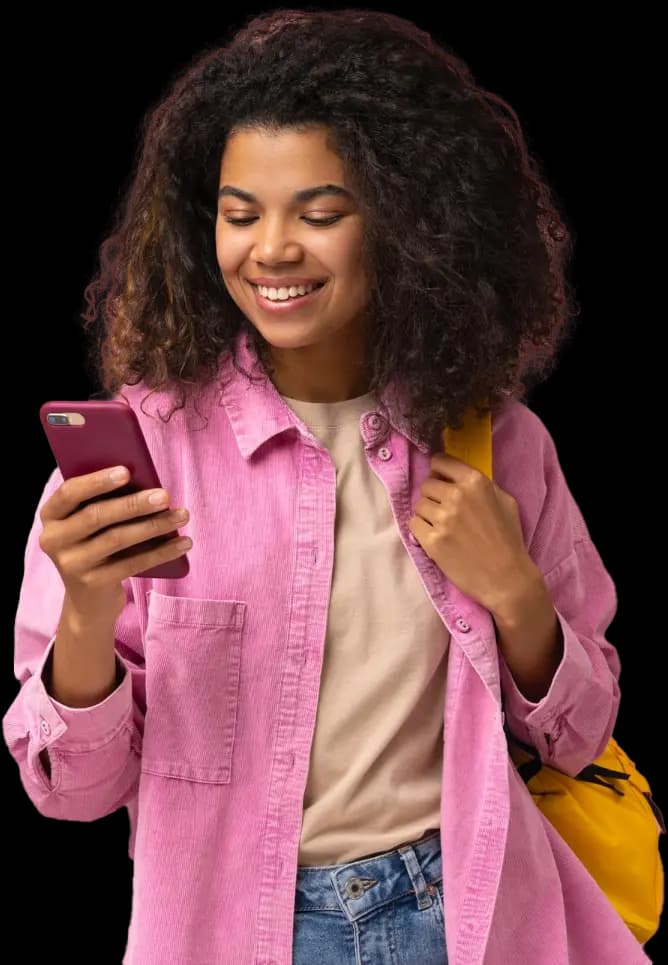 mujer con un celular en la mano